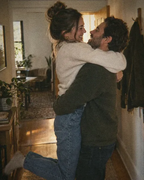 Una pareja se abraza en el pasillo